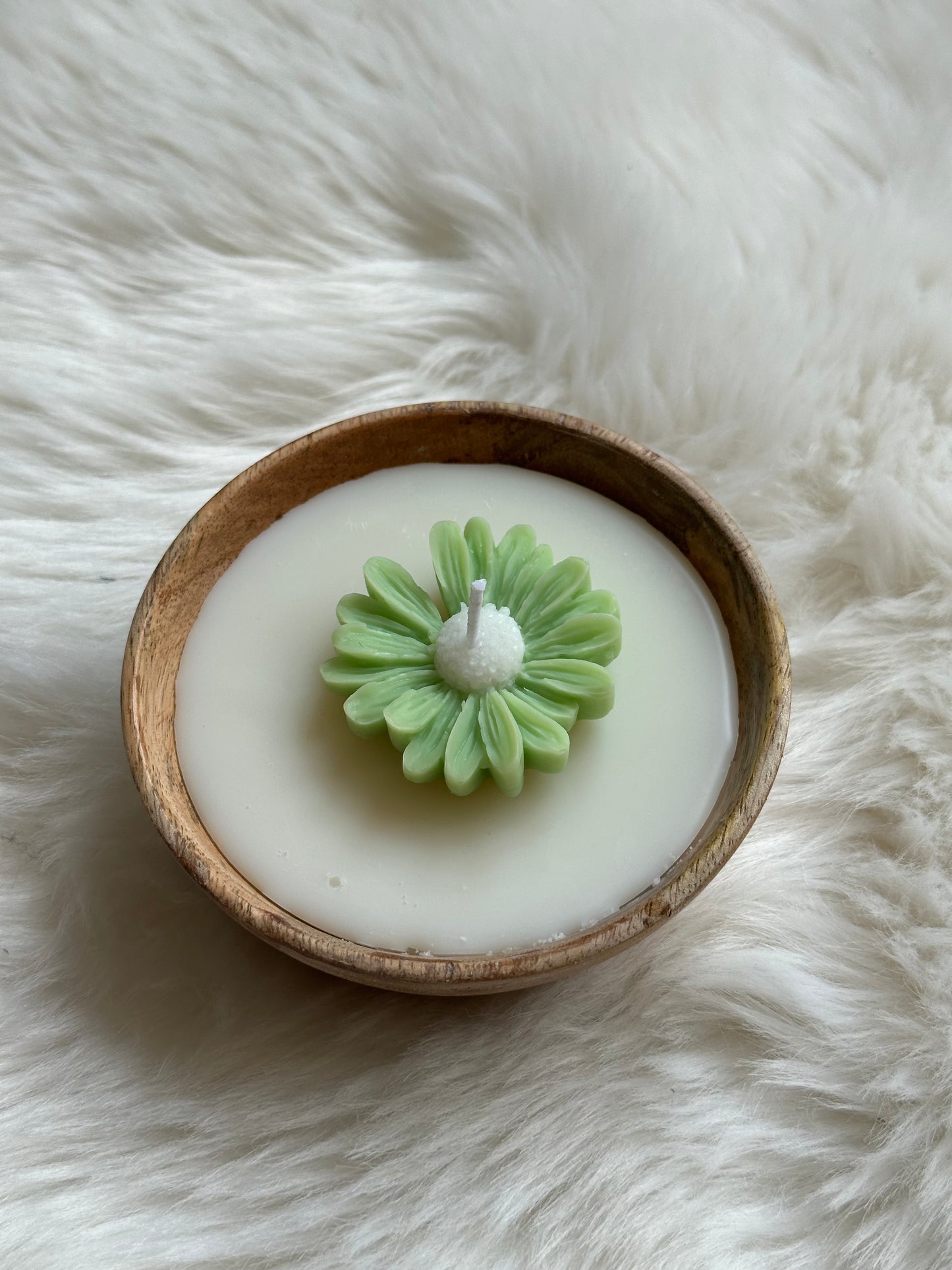 Bougie avec fleur- bol effet bois